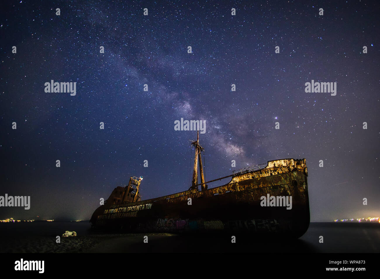 Gythio, Grecia - 1 Agosto 2019: la Via Lattea sopra il signor Dimitrios naufragio in Gythio nel Peloponneso, Grecia. lunga esposizione; immagini contengono rumore, Foto Stock