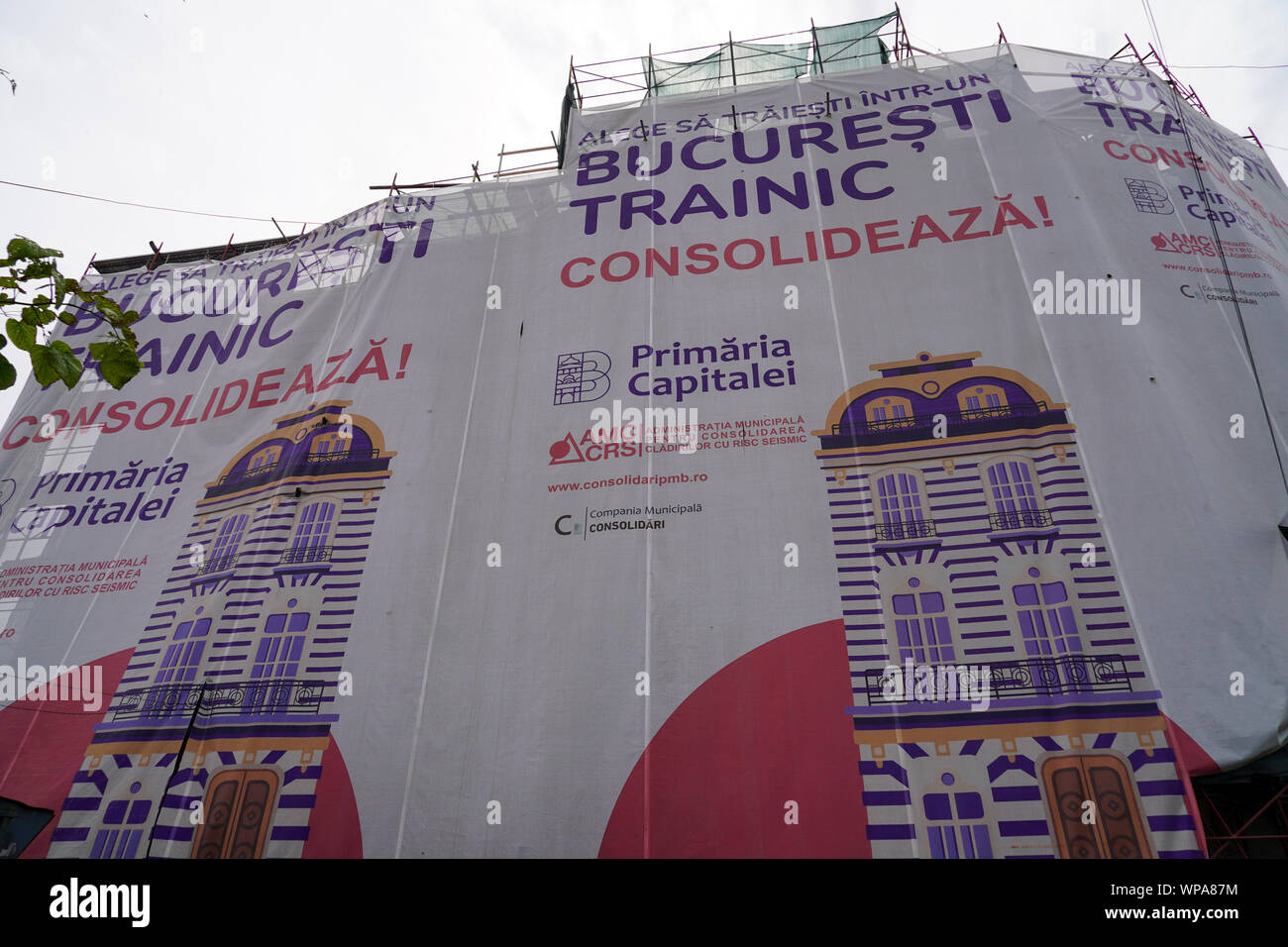 Il rinnovamento urbano a Bucarest, in Romania. Un edificio coperto per lavori di ristrutturazione Foto Stock