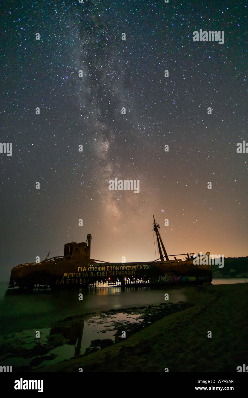 Gythio, Grecia - 1 Agosto 2019: la Via Lattea sopra il signor Dimitrios naufragio in Gythio nel Peloponneso, Grecia. lunga esposizione; immagini contengono rumore, Foto Stock