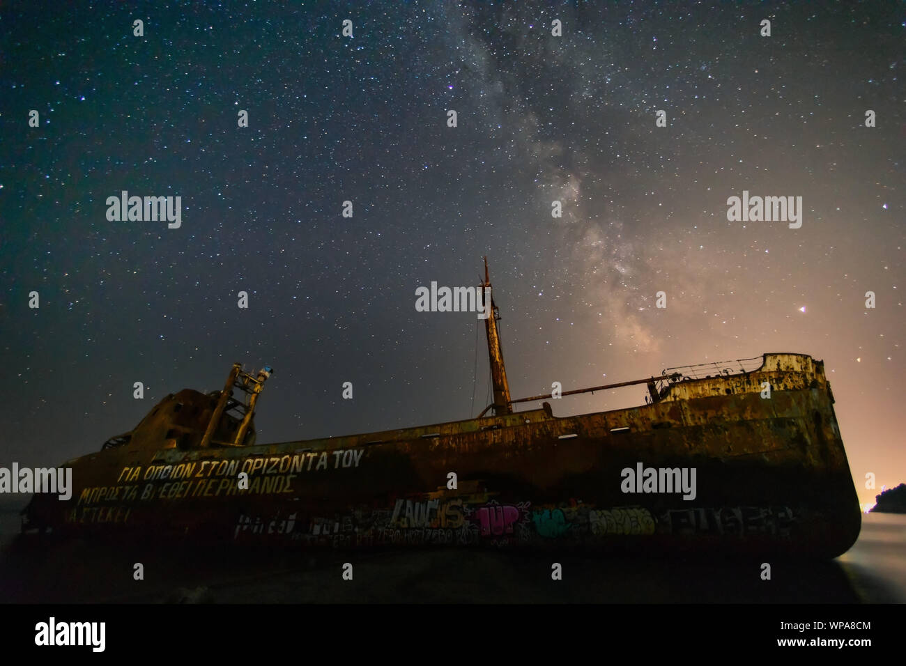 Gythio, Grecia - 1 Agosto 2019: la Via Lattea sopra il signor Dimitrios naufragio in Gythio nel Peloponneso, Grecia. lunga esposizione; immagini contengono rumore, Foto Stock