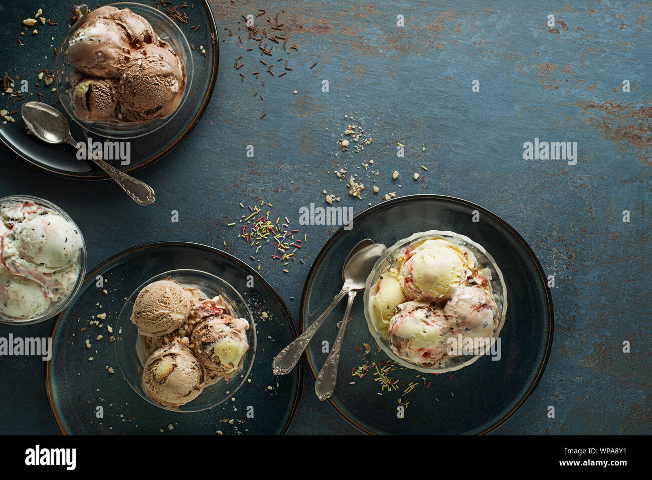 Varietà di gelato scoop con cioccolato e vaniglia sapore fruttato Foto Stock