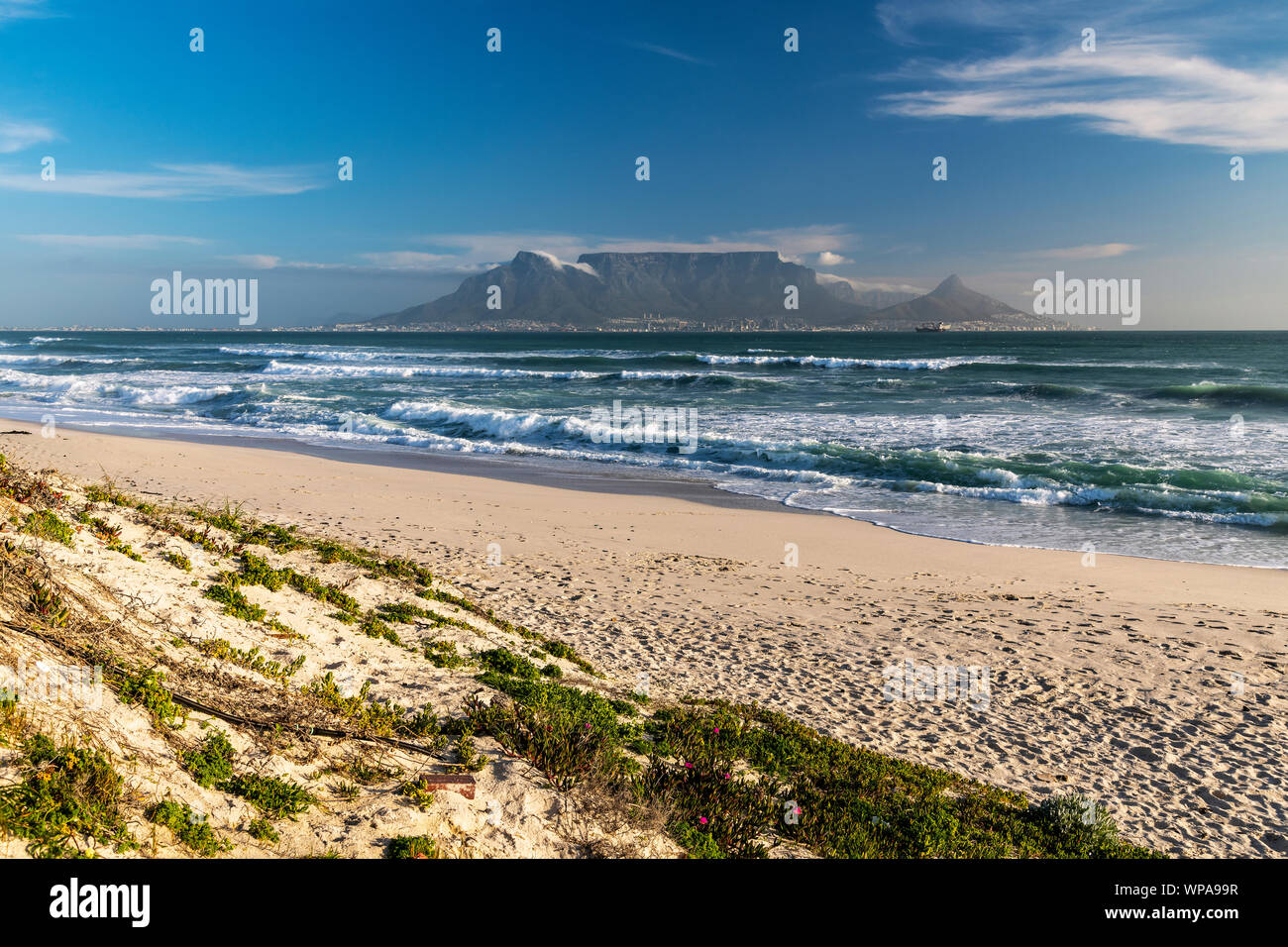 Bloubergstrand spiaggia con Table Mountain in background, Cape Town, Western Cape, Sud Africa Foto Stock