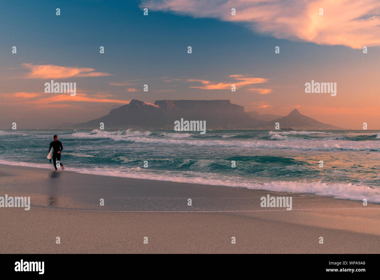 Bloubergstrand spiaggia con Table Mountain in background, Cape Town, Western Cape, Sud Africa Foto Stock