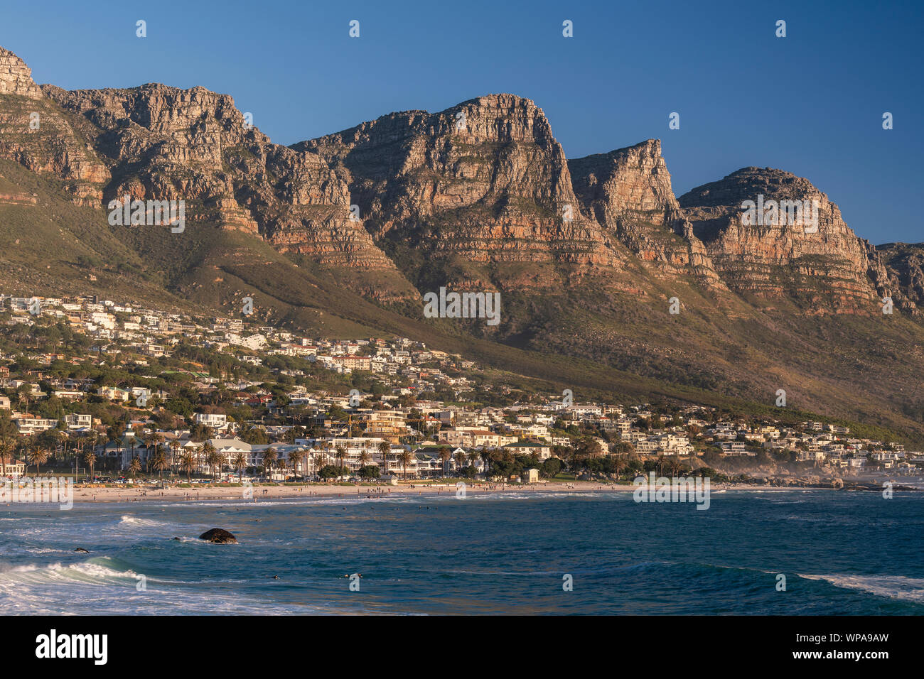 Camps Bay con dodici Apostoli Montagne in primo piano, Cape Town, Western Cape, Sud Africa Foto Stock