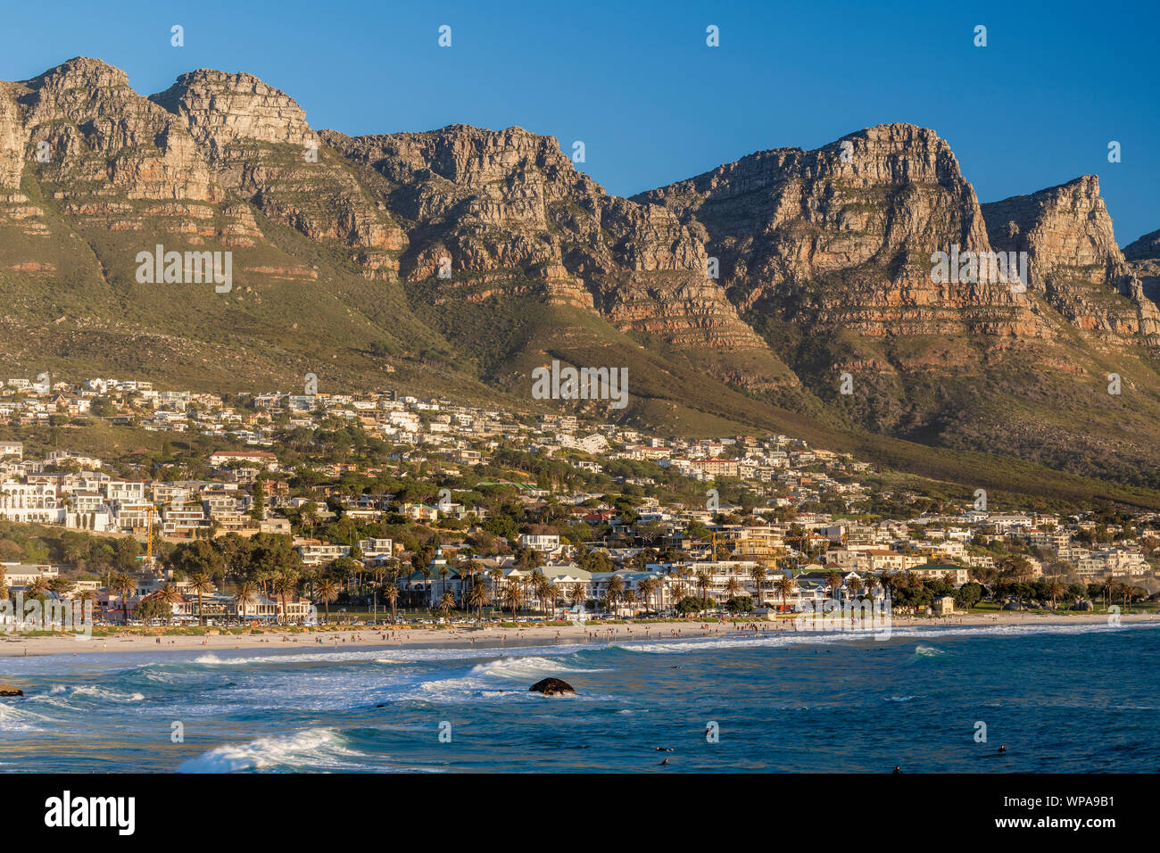 Camps Bay con dodici Apostoli Montagne in primo piano, Cape Town, Western Cape, Sud Africa Foto Stock