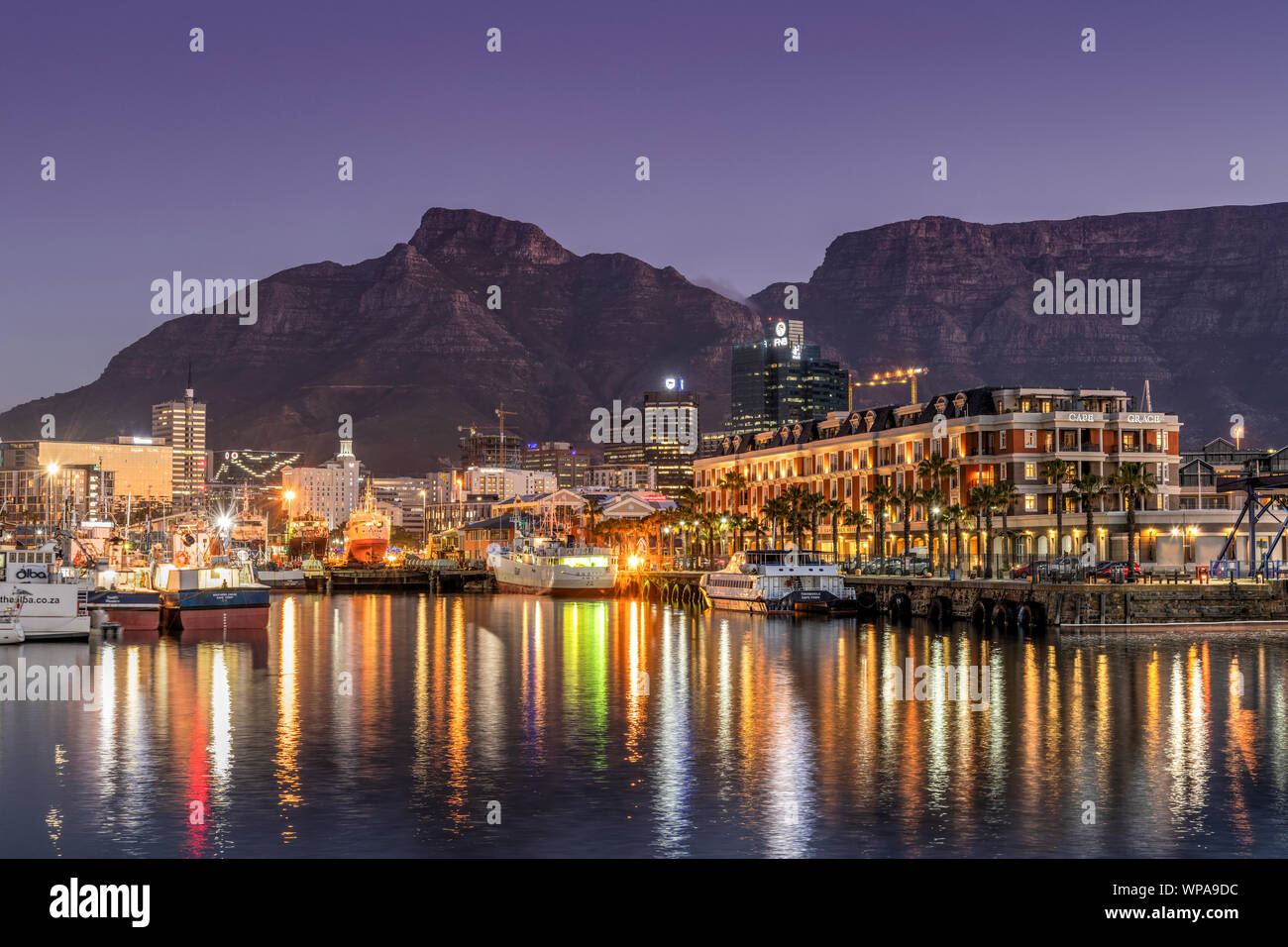 Victoria & Alfred (V&A Waterfront con Table Mountain in background, Cape Town, Western Cape, Sud Africa Foto Stock