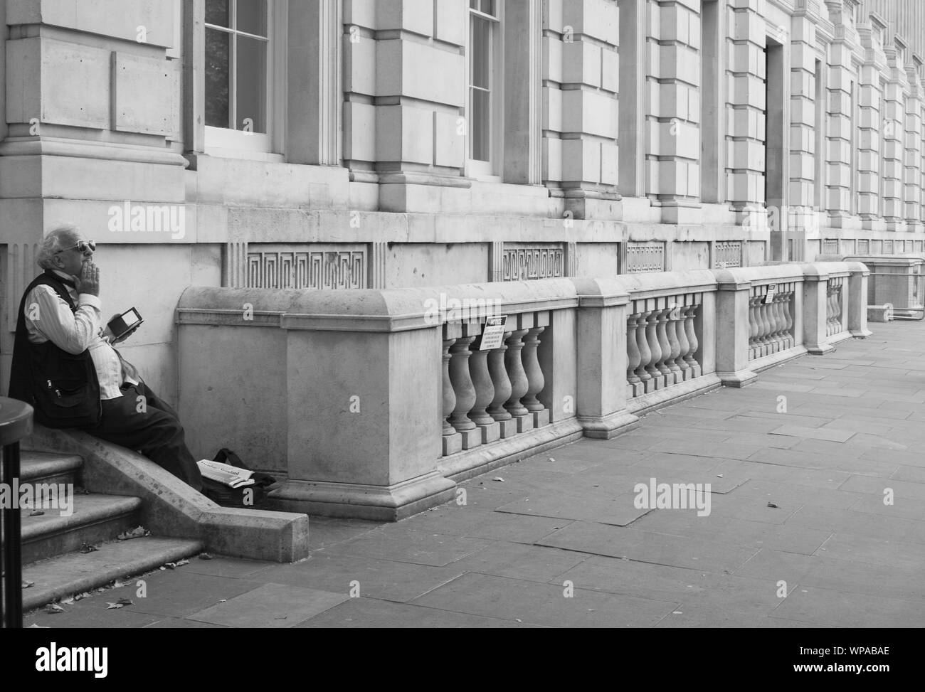 Uomo vecchio seduto sui gradini Foto Stock