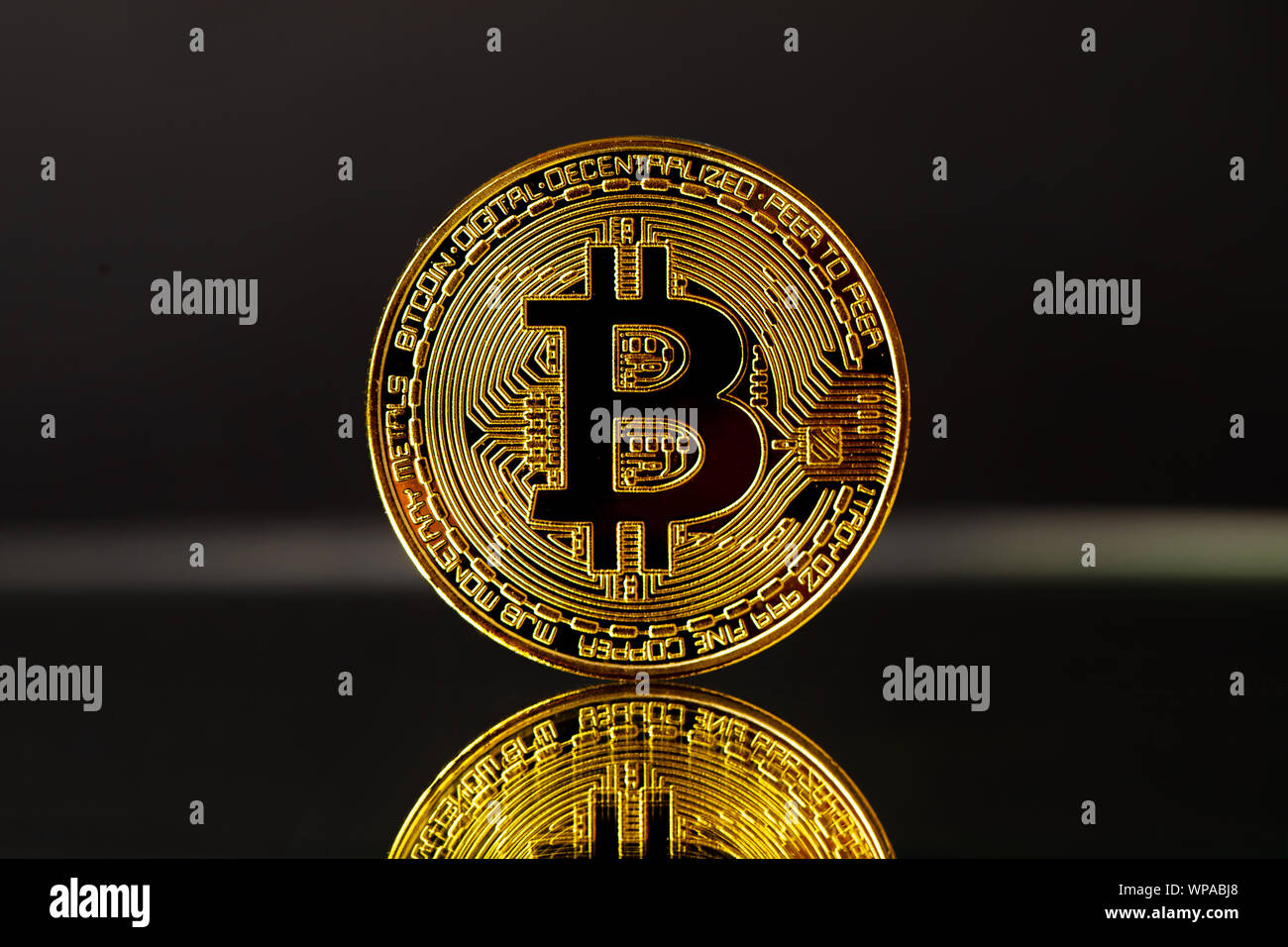 Oro Bitcoin con la riflessione su sfondo nero Foto Stock
