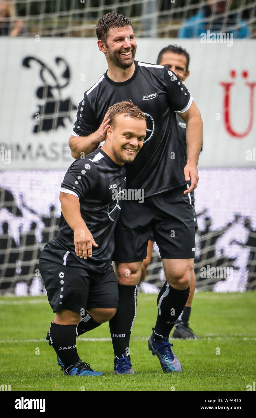 Geislingen An Der Steige, Germania. 08 Sep, 2019. Calcio: la carità match con vecchie stelle nel TG Stadium. Thomas Hitzlsperger (r) si congratula con il suo compagno di squadra Niko Kappel sul suo obiettivo. Credito: Christoph Schmidt/dpa/Alamy Live News Foto Stock