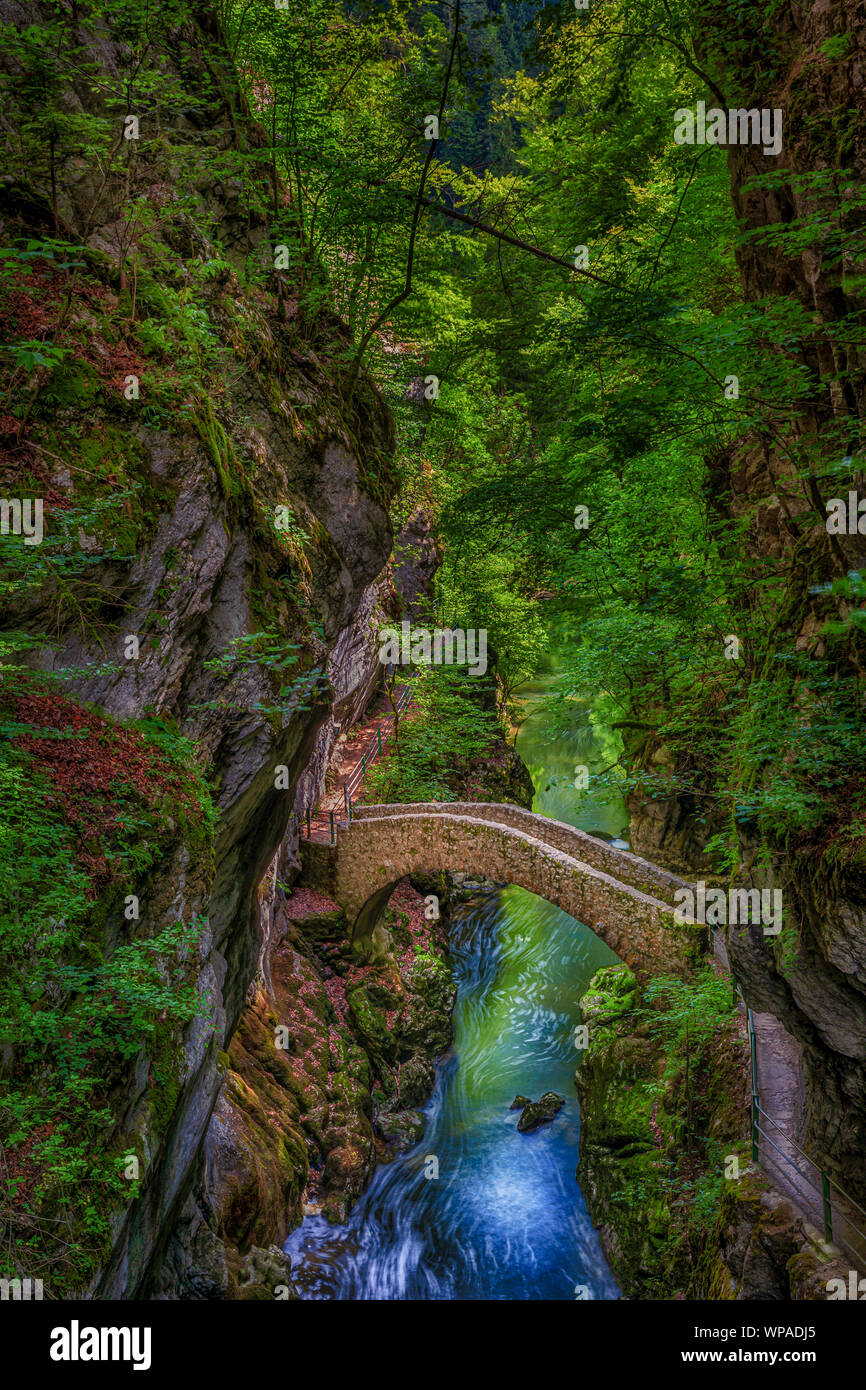 Il vecchio ponte in pietra vicino Saut de Brot, Noiraigue, Neuchâtel, Svizzera Foto Stock