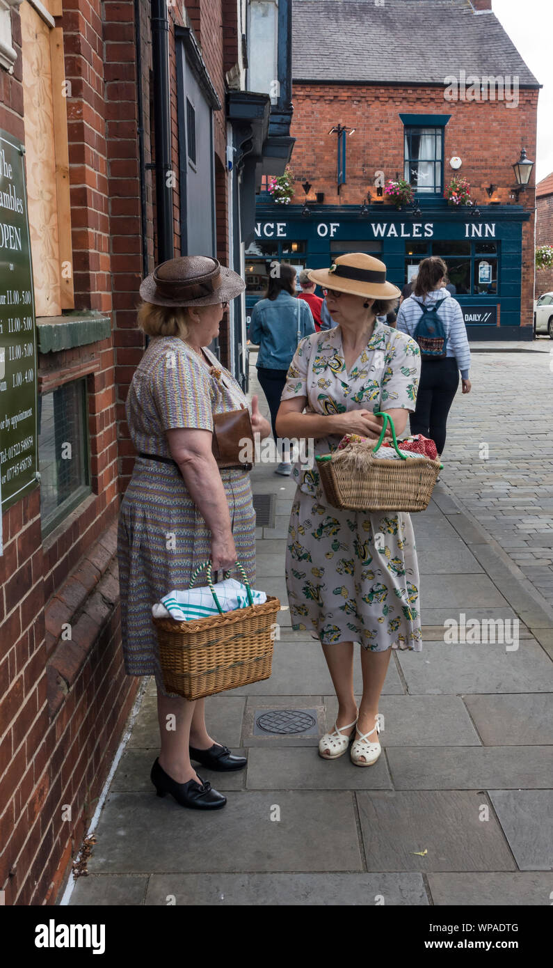 Due signore vestito in 1940's costume Lincoln 1940's weekend Lincolnshire 2019 Foto Stock