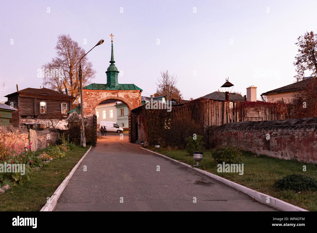 Gate Mozhaisk al Cremlino. Alle porte della città vecchia al tramonto. Il passaggio al ponte mozjajsk il Cremlino dal ponte. Foto Stock