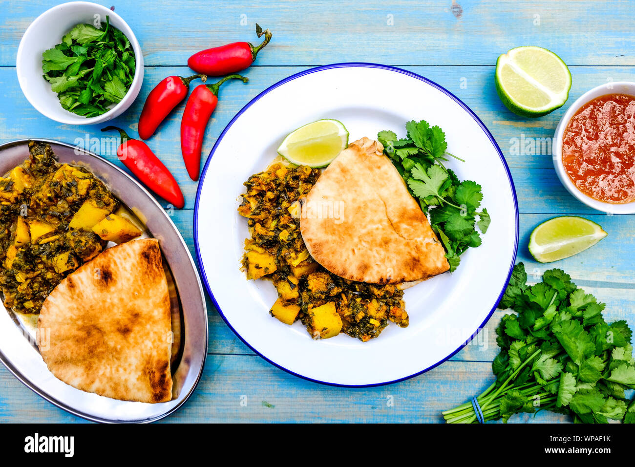 Tradizionale Indiano autentico curry vegetariano con il coriandolo e il pane piatto Foto Stock