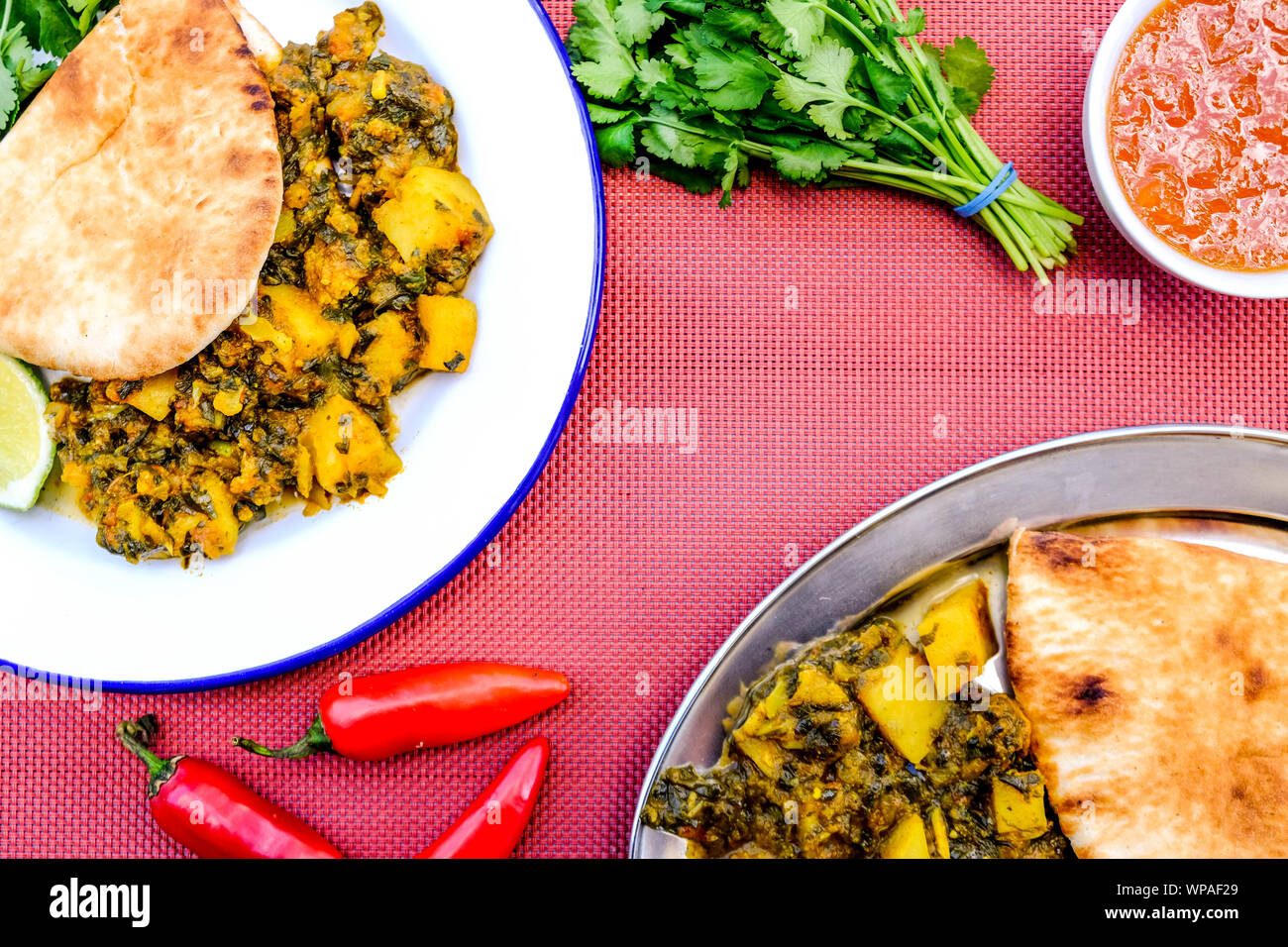 Tradizionale Indiano autentico curry vegetariano con il coriandolo e il pane piatto Foto Stock