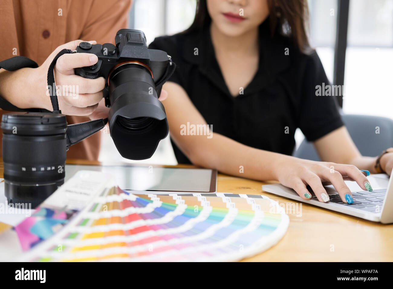 Foto artista e graphic desginer selezione delle foto dalla fotocamera. Foto Stock