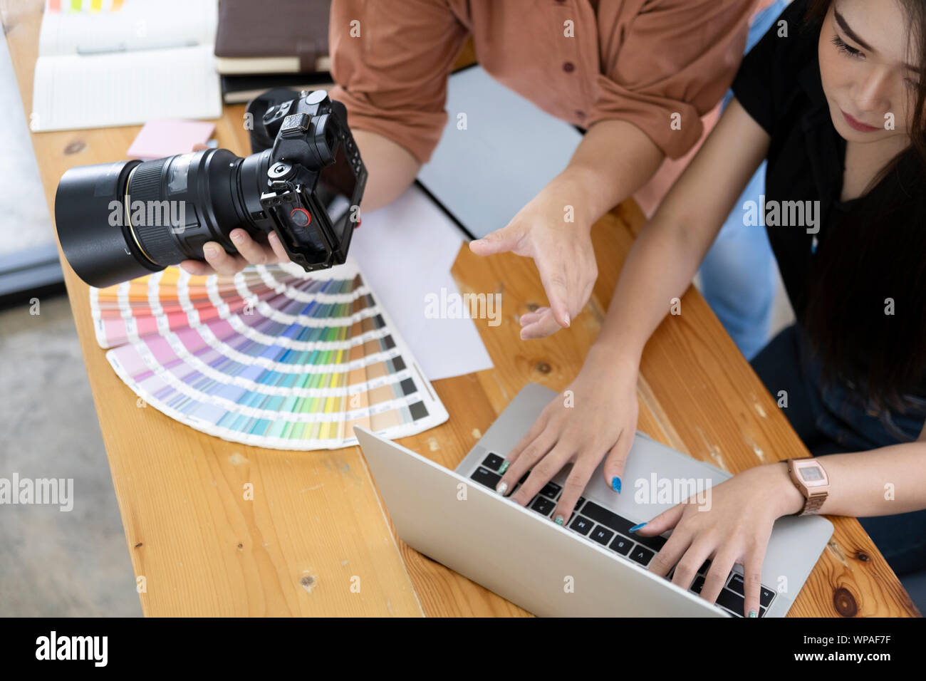 Foto artista e graphic desginer selezione delle foto dalla fotocamera. Foto Stock