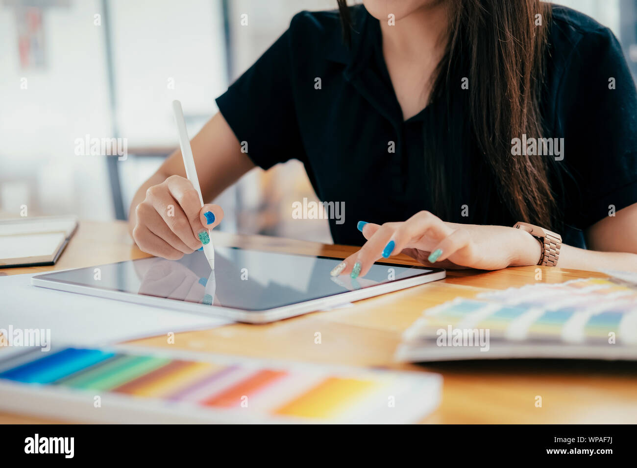 Graphic designer che lavora alla sua scrivania in creative studio ufficio. Foto Stock