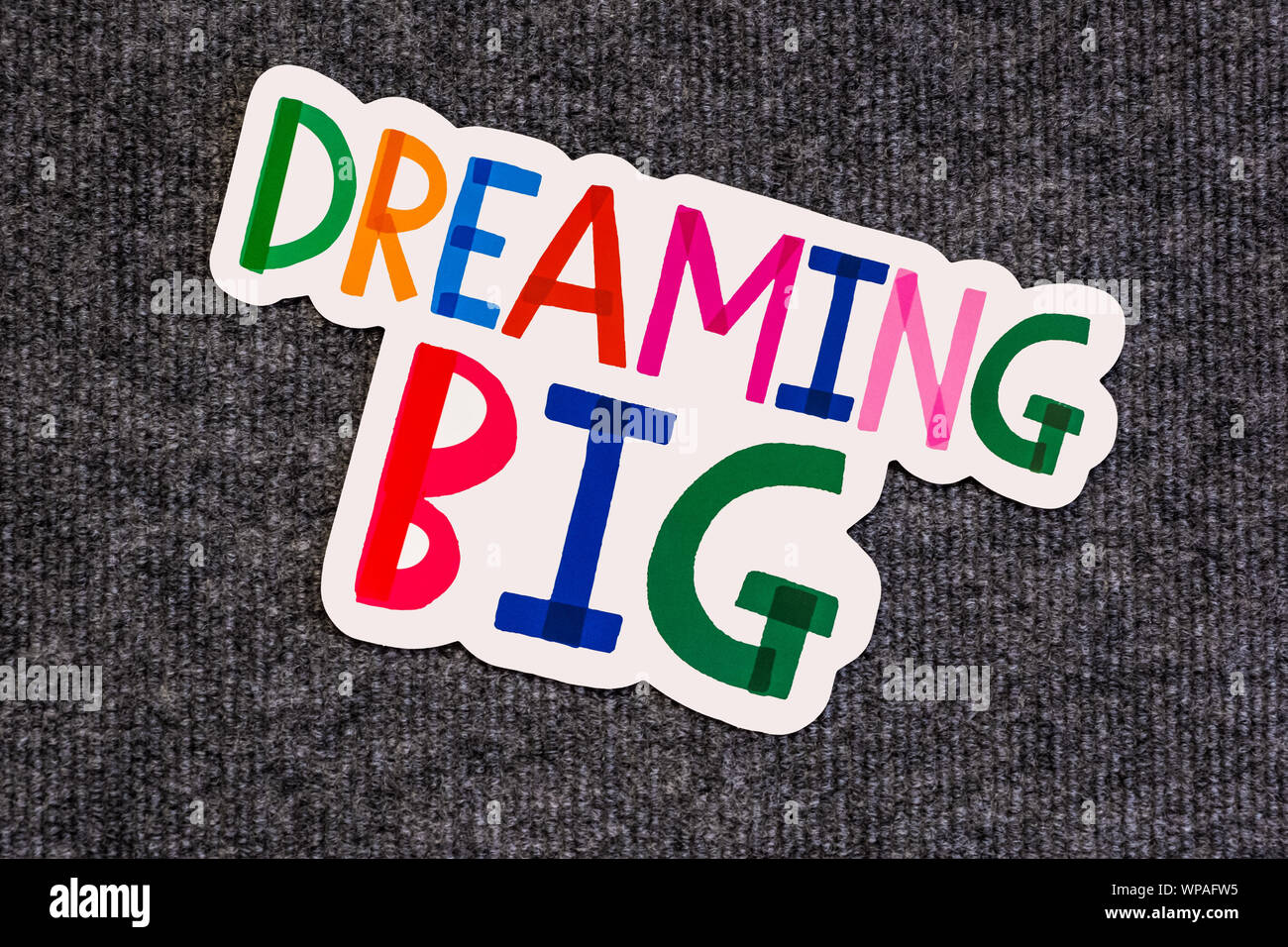 Grande Sogno parole sulla lavagna con alfabeti colorati. Foto Stock