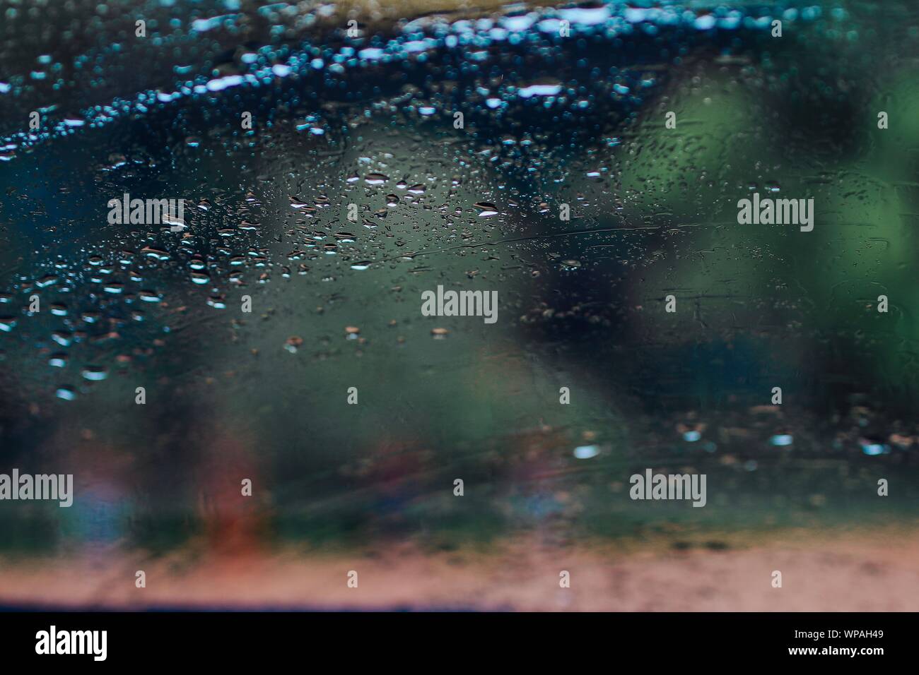 Gocce di pioggia sul vetro per auto Foto Stock