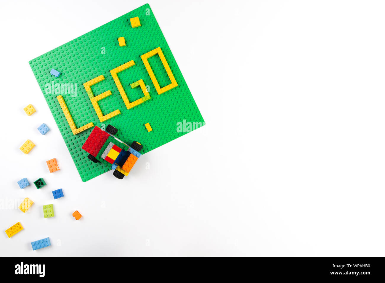 Vilnius, Lituania - 17 August, 2019: parola LEGO sulla piastra di base verde e colorato di blocchi Lego su sfondo bianco Foto Stock