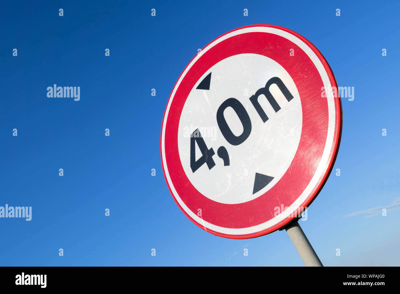 Dutch cartello stradale: nessun accesso per veicoli con altezza superiore a 4,0 m Foto Stock