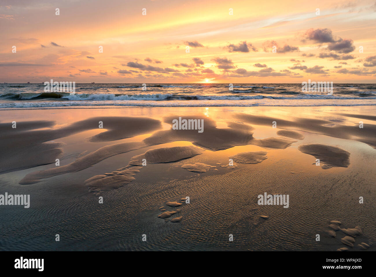 Tramonto al Dutch costa del Mare del Nord vicino a Katwijk aan Zee Foto Stock