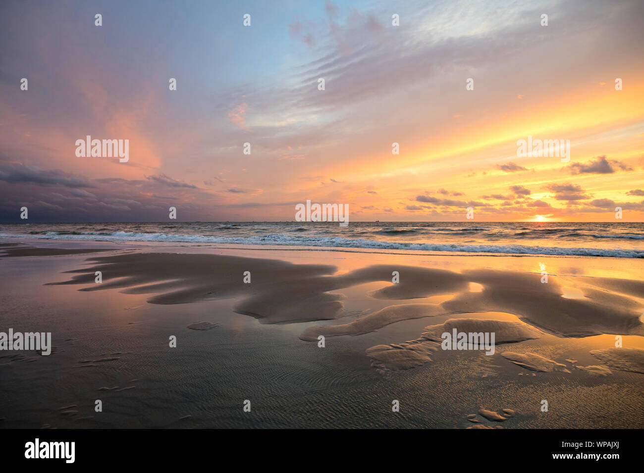 Tramonto al Dutch costa del Mare del Nord vicino a Katwijk aan Zee Foto Stock