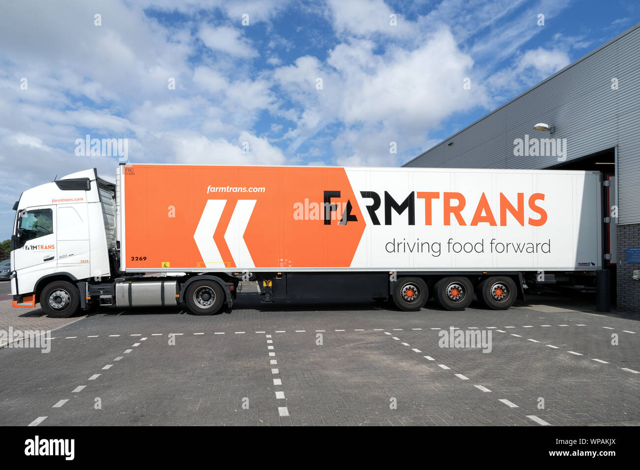 Agriturismo Trans carrello a una banchina di carico. Agriturismo Trans è stata fondata nel 1987 con un focus sul trasporto alla rinfusa nel mondo del trasporto di prodotti alimentari. Foto Stock