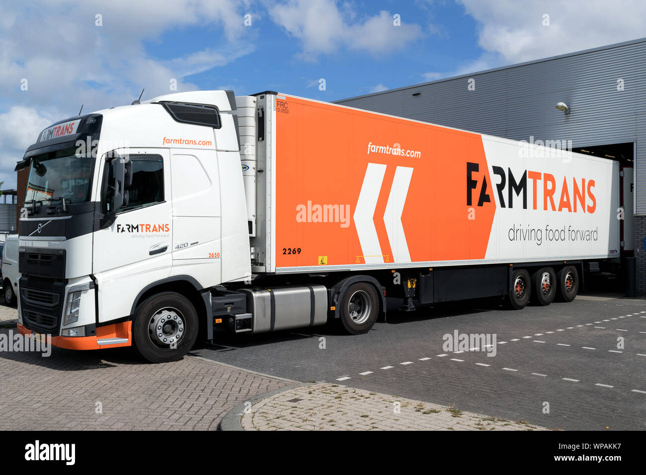 Agriturismo Trans carrello a una banchina di carico. Agriturismo Trans è stata fondata nel 1987 con un focus sul trasporto alla rinfusa nel mondo del trasporto di prodotti alimentari. Foto Stock