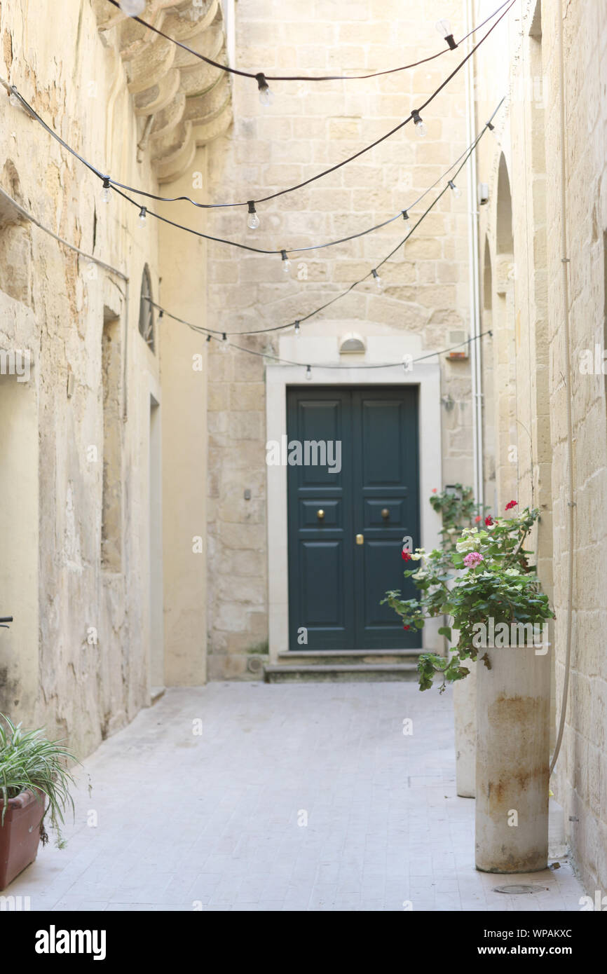 Cortile interno della basilica cattolica in Lecce, Puglia, Italia. Foto Stock