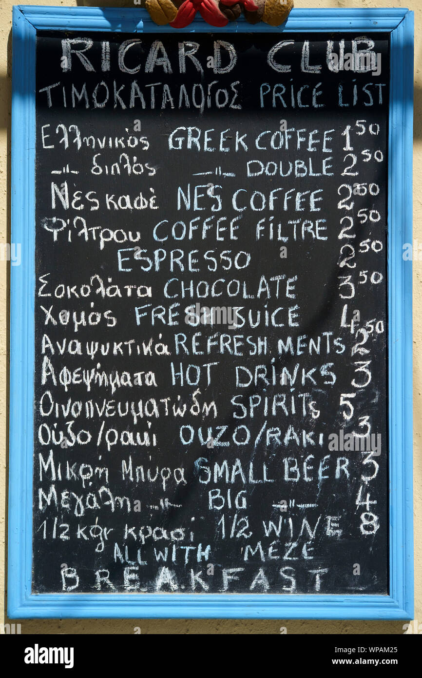 Menu di un bar ristorante scritto su una lavagna sulla parete esterna, isola di Symi, Grecia. Foto Stock