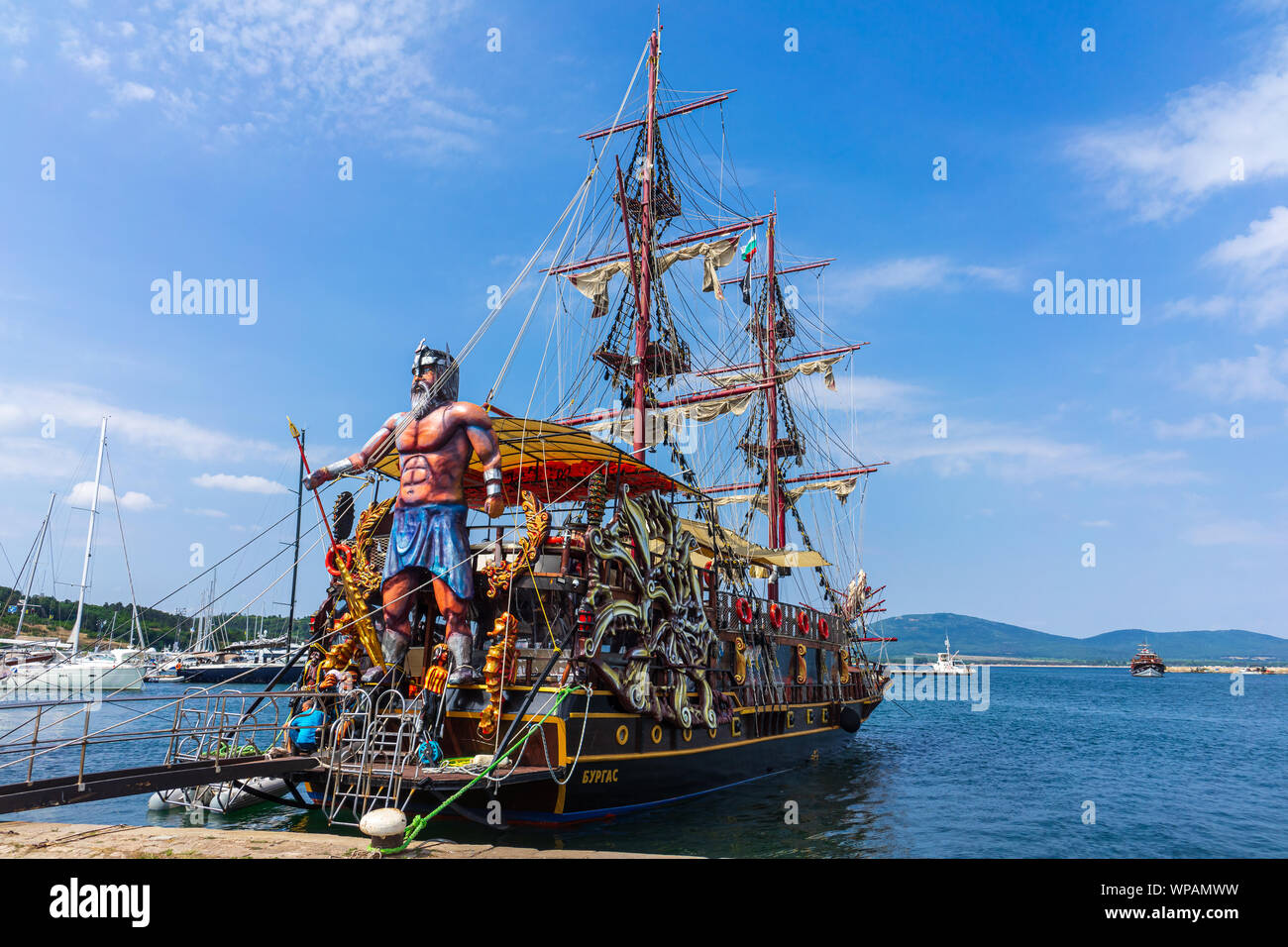 SOZOPOL, Bulgaria - 28 giugno 2019: un piacere in barca a vela in forma di una nave dei pirati. Foto Stock