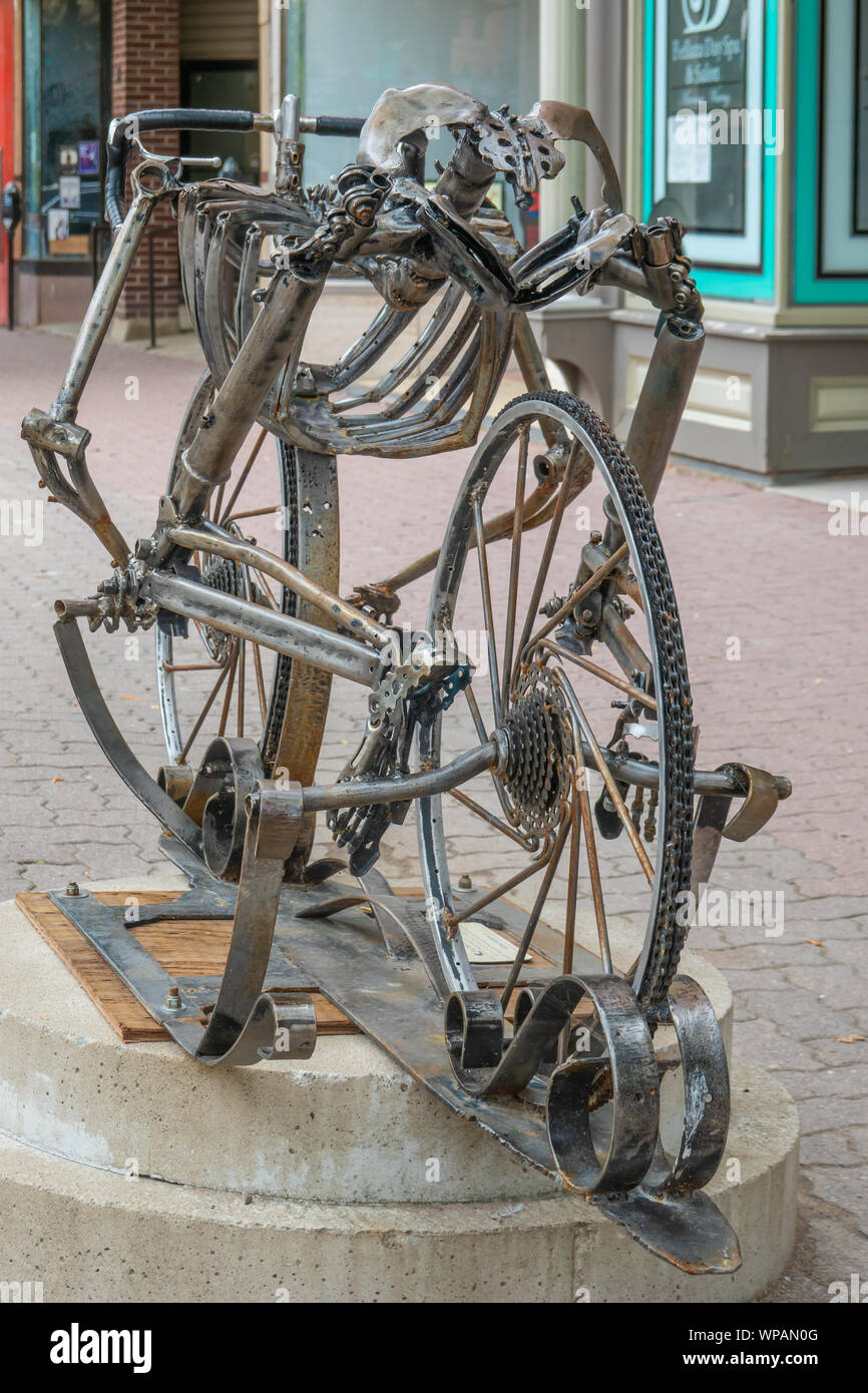 Local Orillia Ontario artisti sono invitati a creare opere d'arte basata sul tema delle biciclette per essere installata nella zona centrale della città. Foto Stock