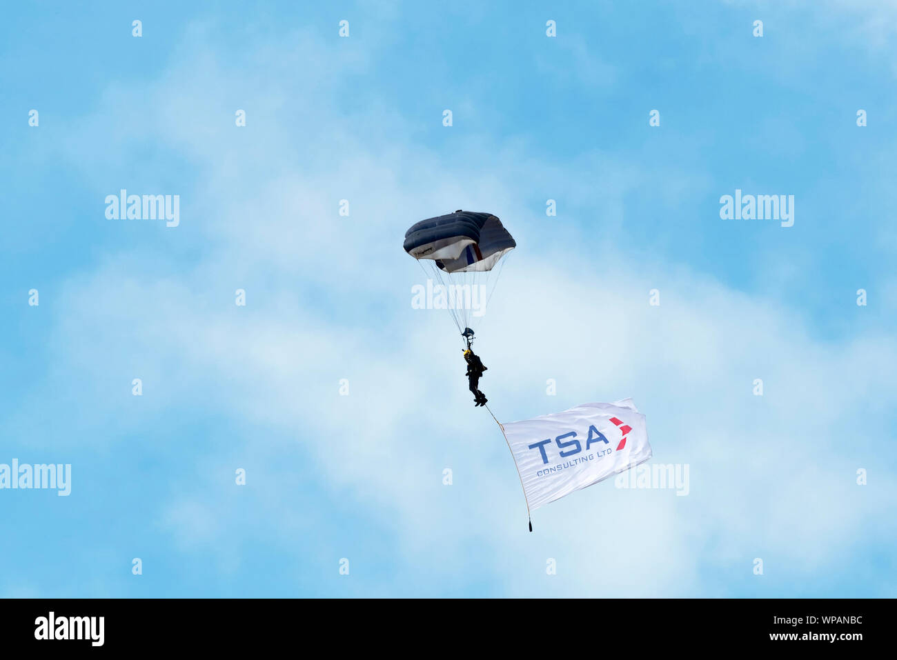 Le Tigri Army Parachute Team Display effettuando al 2019 Southport Air Show Foto Stock