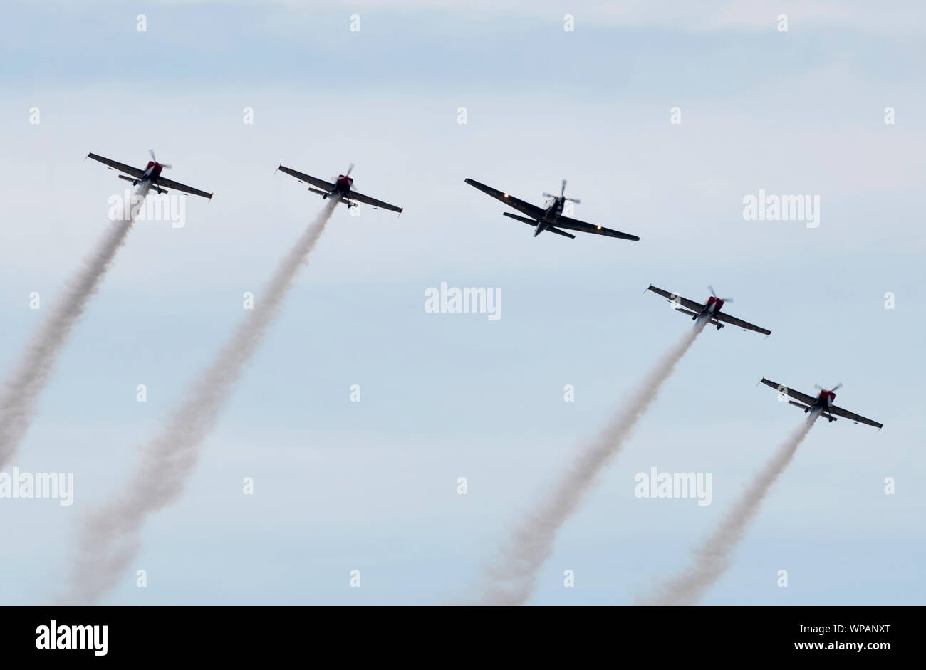 Un RAF Tucano vola con le lame Aerobatic Team Display a 2019 Southport Air Show. Questa è stata l'ultima volta il Tucano è volato a una visualizzazione pubblica Foto Stock