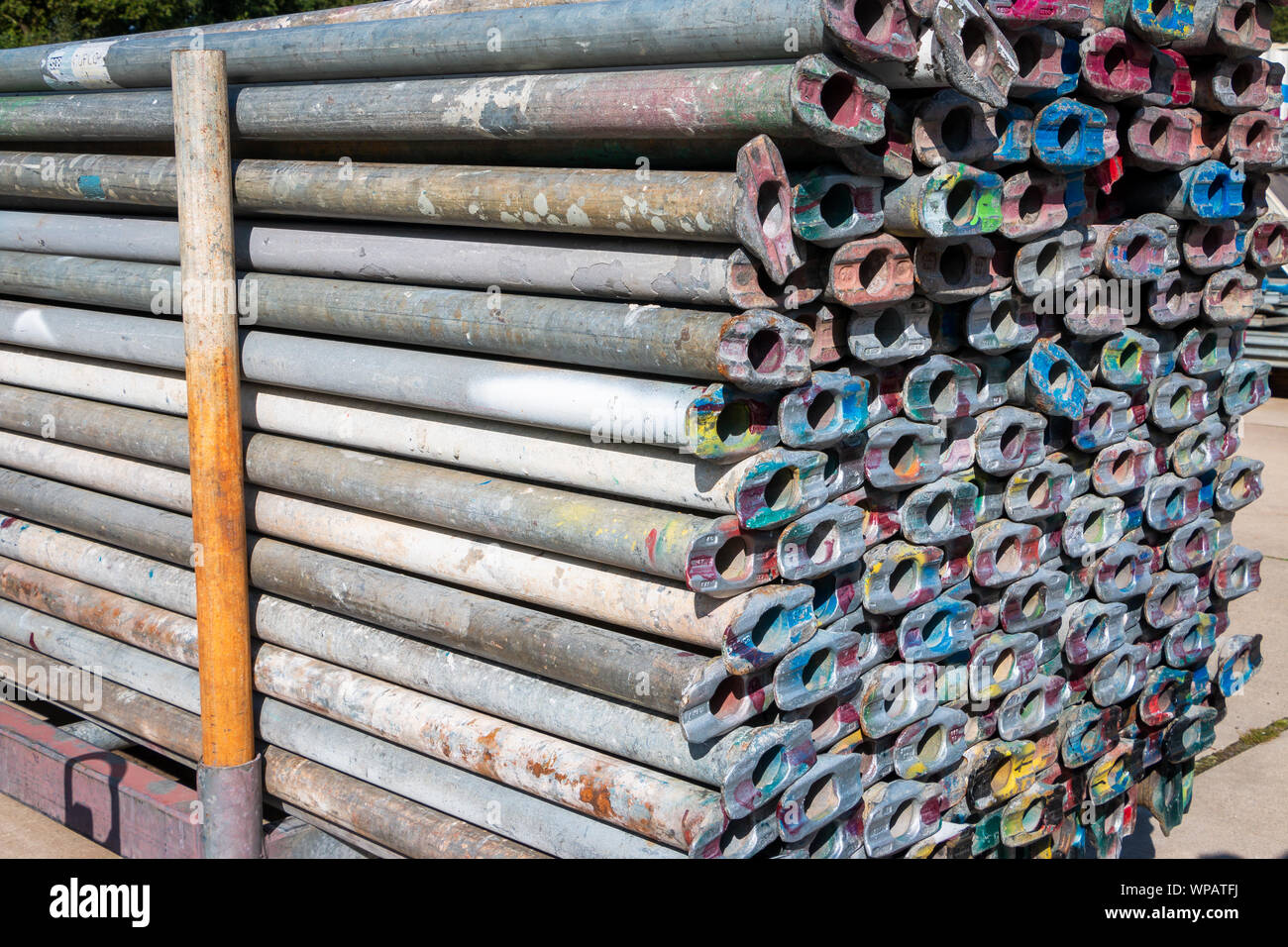 Ponteggio tubi impilati in un magazzino e pronto per l'uso per costruire una nuova costruzione industriale, la foto è stata scattata in Paesi Bassi Foto Stock