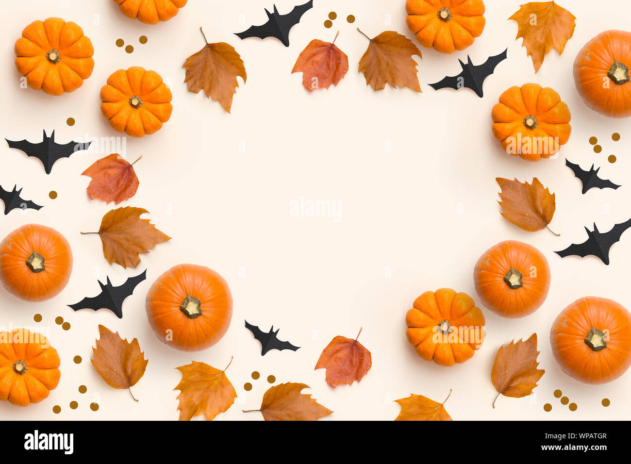 Autunno Autunno sfondo contemporaneo composizione con zucche e foglie con spazio per il testo. Foto Stock
