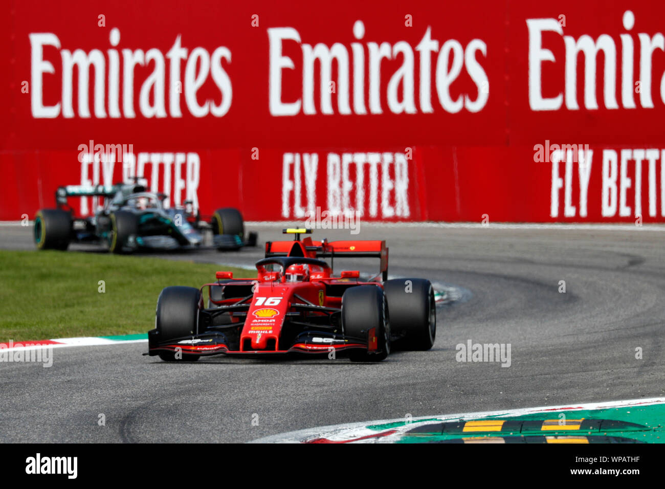 Monza, Italia. 8 Sep, 2019. Formula 1 Gran Premio di Italia.Charles Leclerc della Scuderia Ferrari davanti a Lewis Hamilton di Mercedes in pista durante il Gran Premio di Italia di F1 Credito: Marco Canoniero/Alamy Live News Foto Stock