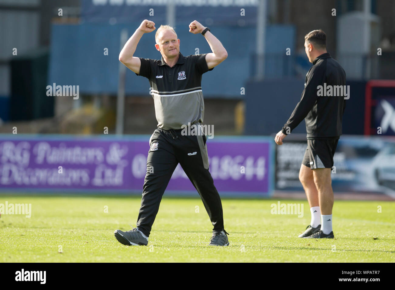 Dundee, Scotland, Regno Unito. 8 settembre 2019; Dens Park, Scozia; Scottish Challenge Cup, Dundee Football Club versus Elgin City; Elgin City manager Gavin Prezzo celebra la loro vittoria alla fine della partita - solo uso editoriale. Credit: Azione Plus immagini di sport/Alamy Live News Foto Stock