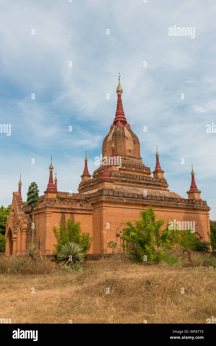 Immagine verticale di incredibile pagoda buddista, un importante punto di riferimento del parco archeologico di Bagan, Myanmar Foto Stock
