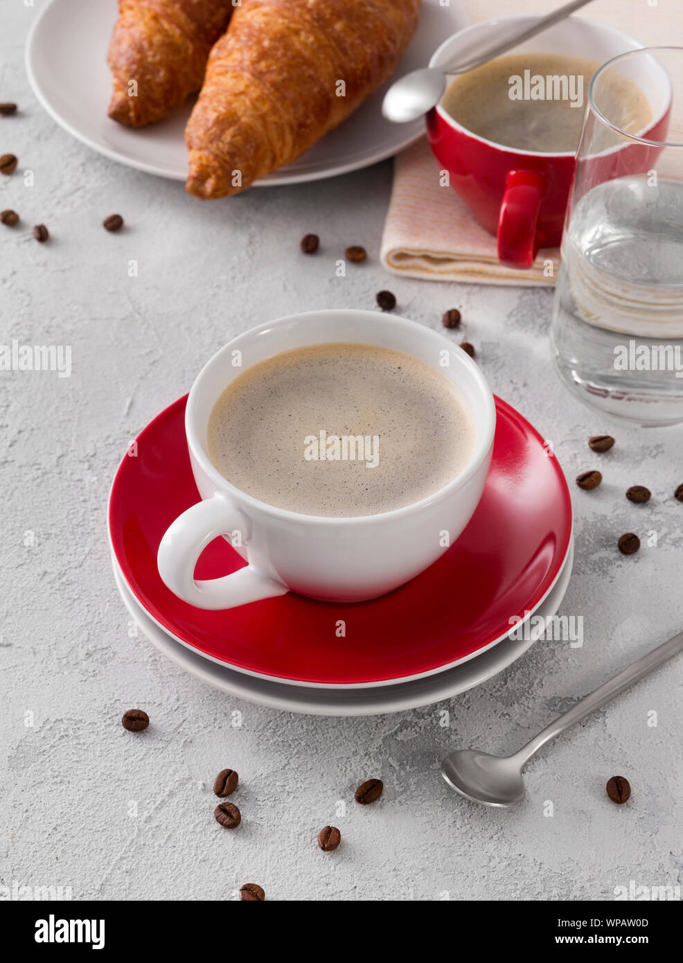 La colazione calda con un delizioso caffè e croissant Foto Stock