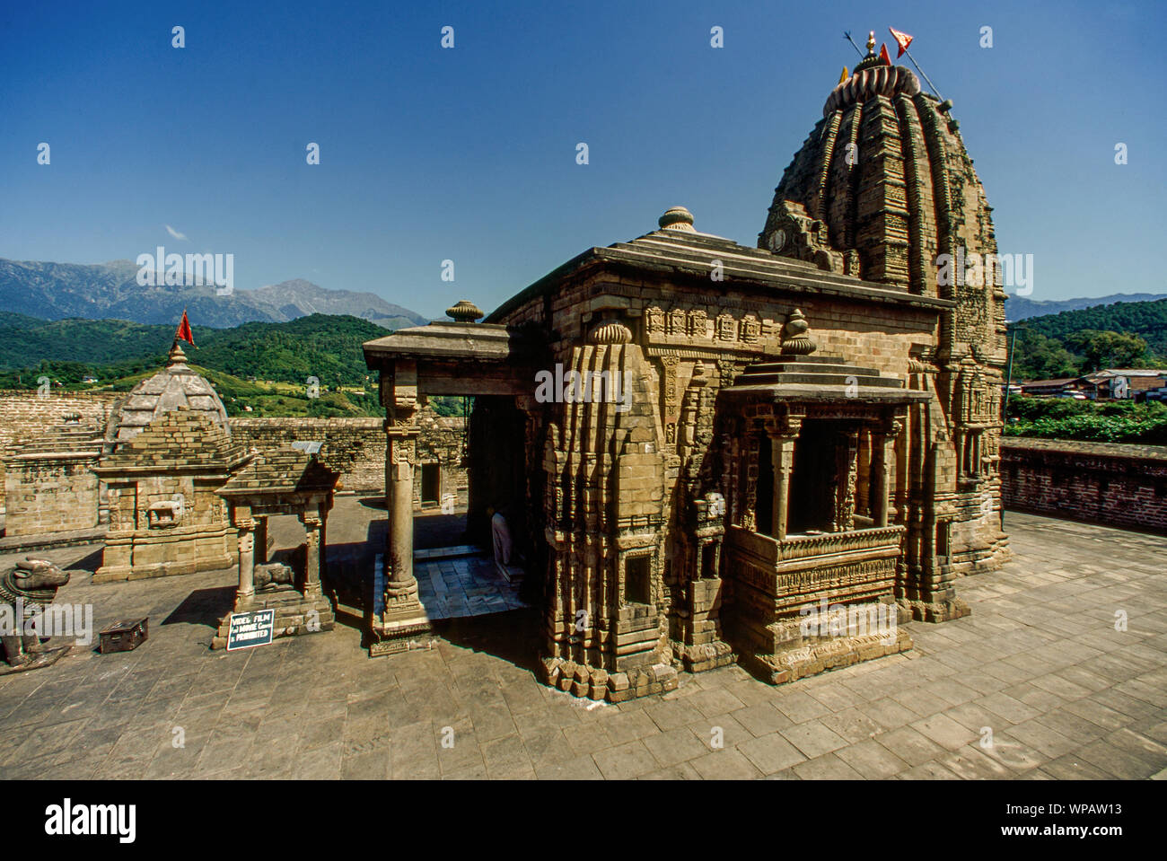 16 lug 2013 pietra scolpita Baijnath tempio di Shiva un stile Nagara tempio indù a Baijnath distretto di Kangra, Himachal Pradesh, India, Foto Stock 16 lug 2013 pietra scolpita Baijnath tempio di Shiva un stile Nagara tempio indù a Baijnath distretto di Kangra, Himachal Pradesh, India, Foto Stock