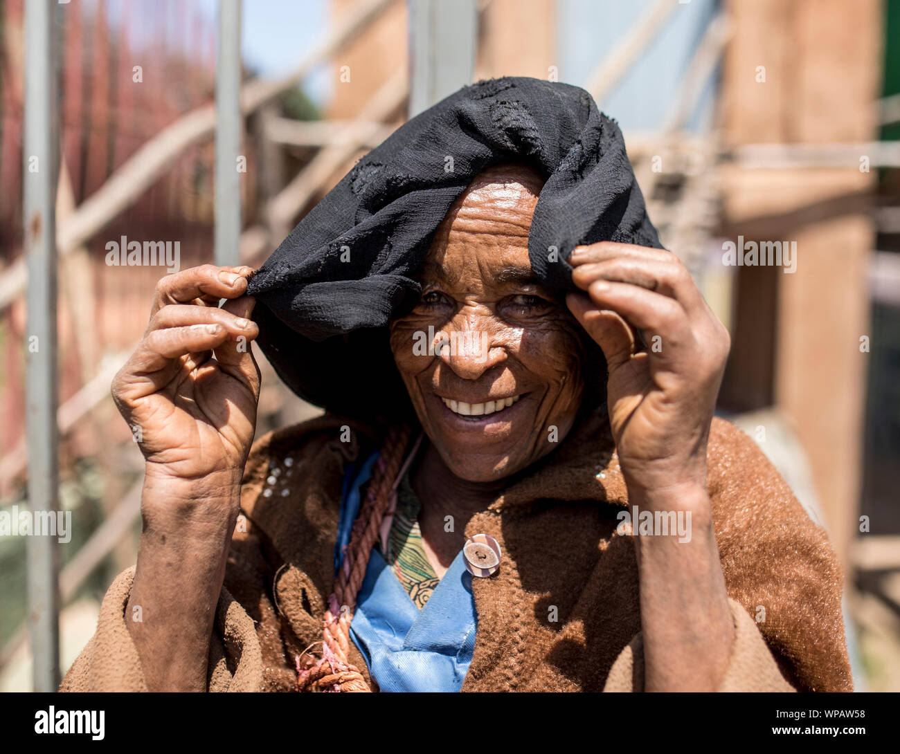 OROMIA, ETIOPIA-ottobre 26, 2017: una donna non identificato lavoratore con le mani sporche sorrisi nelle zone rurali di Oromia, Etiopia in questo illustrativi immagine editoriale Foto Stock