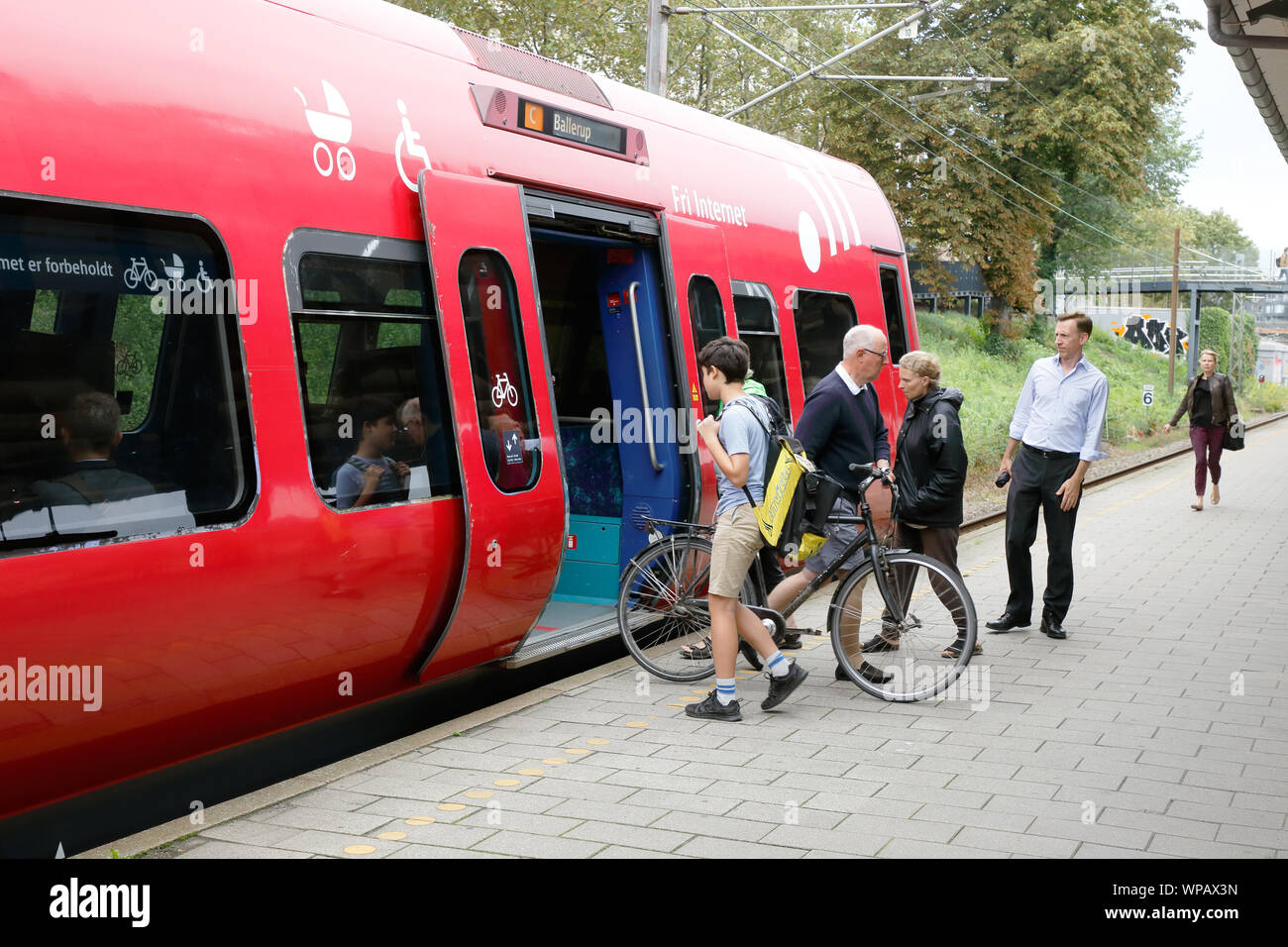 Copenhagen, Danimarca - 4 Settembre 2019: Un transito rapido S-train è interrotta il triidrato di alluminio il Osterport railroad station. Foto Stock