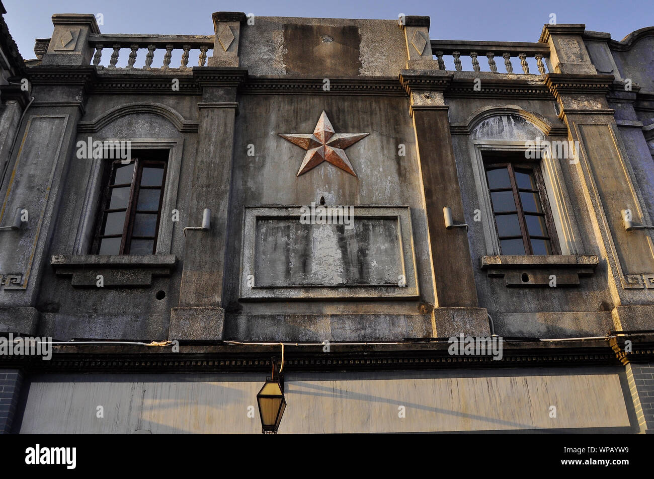 Invecchiamento della facciata di un edificio comunista con la stella rossa in Cina Foto Stock