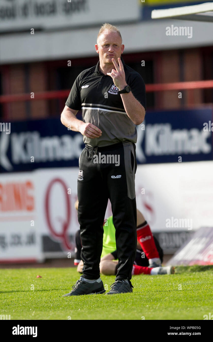 Dundee, Scotland, Regno Unito. 8 settembre 2019; Dens Park, Scozia; Scottish Challenge Cup, Dundee Football Club versus Elgin City; Elgin City manager Gavin prezzo mostra che il suo team hanno segnato due volte - solo uso editoriale. Credit: Azione Plus immagini di sport/Alamy Live News Foto Stock