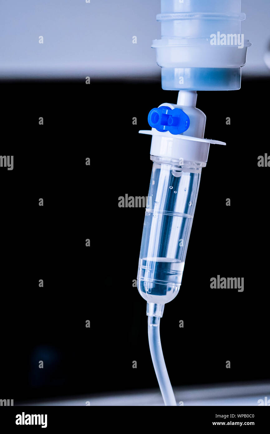 IV borsa per via endovenosa con contagocce e disporre il tubo con la soluzione di medicina Foto Stock