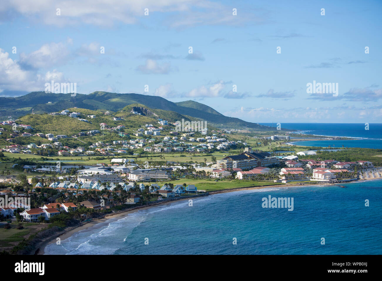 Bassa vista aerea di spiagge e alberghi a St Kitts. Foto Stock