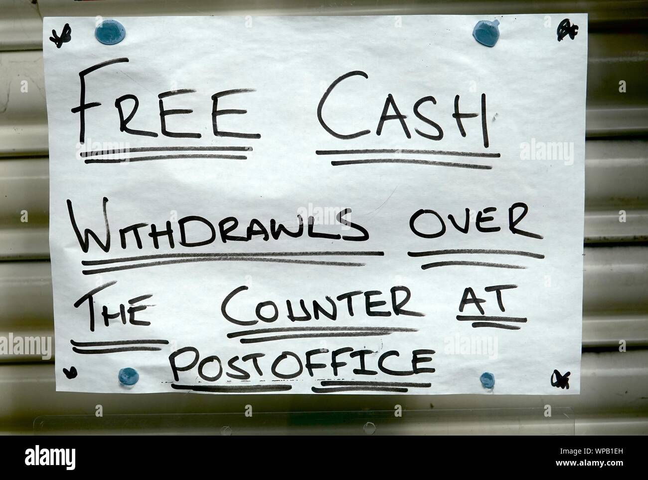 Un errore di ortografia su un avviso a New Mills post office Foto Stock