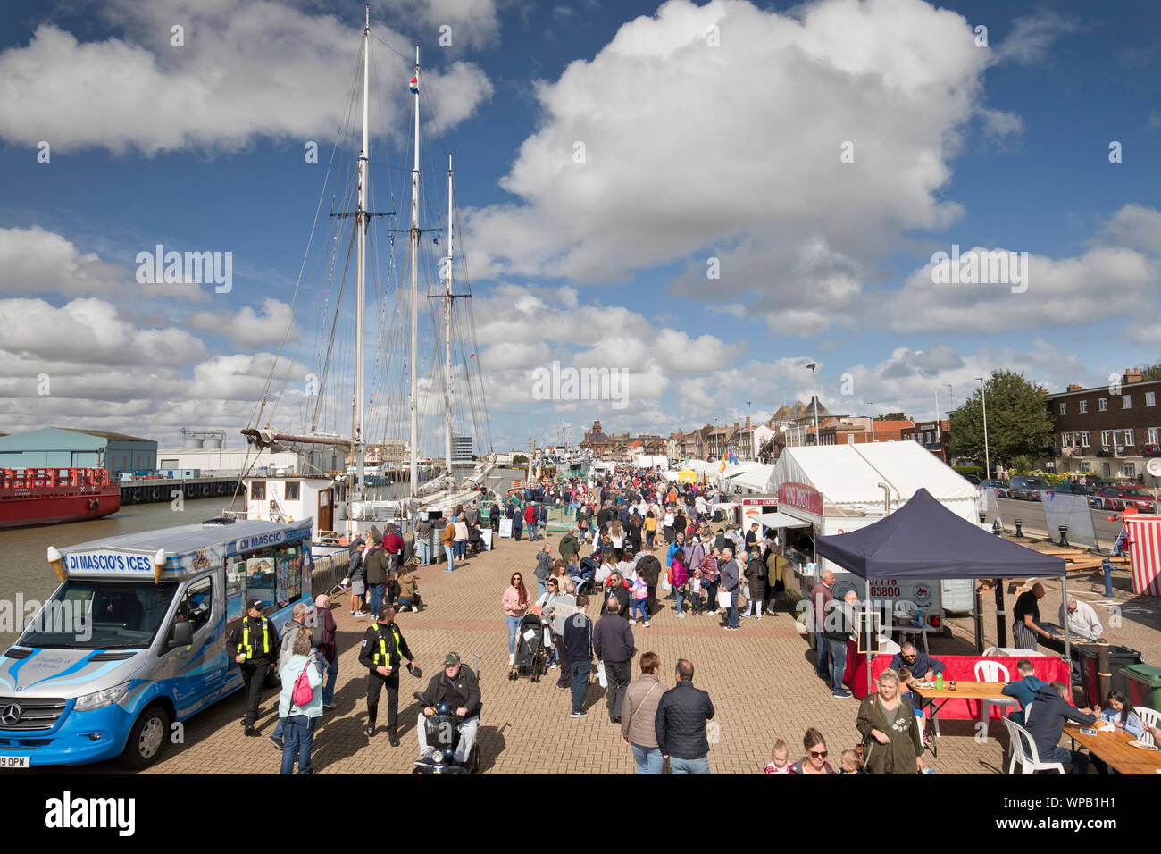 8 settembre 2019. Great Yarmouth Maritime Festival. Yarmouth il ventesimo festival marittimo sulla città storica di South Quay, offrendo sia antiche e moderne navi da vedere e in alcuni casi da esplorare, shanty musica folk, re-enactors e diverse manifestazioni e mostre. Foto Stock